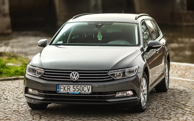 Volkswagen Passat cena 53000 przebieg: 239000, rok produkcji 2016 z Sieniawa małe 704